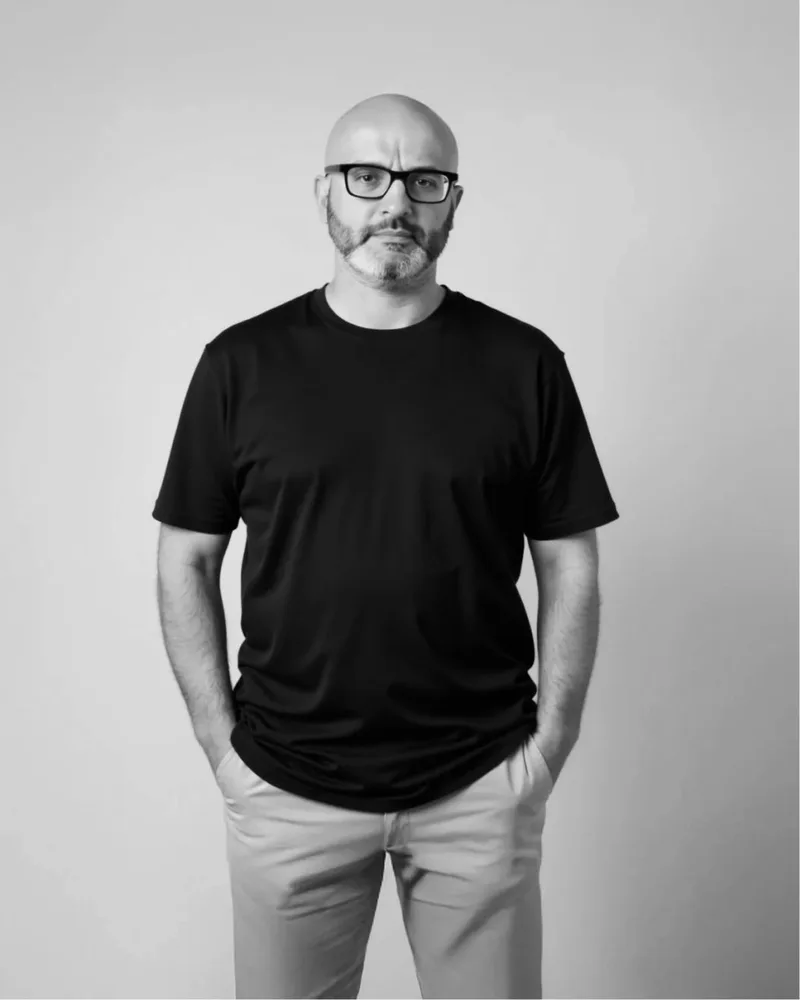 Miguel A. Taboada, de pie, con camiseta negra y gafas
